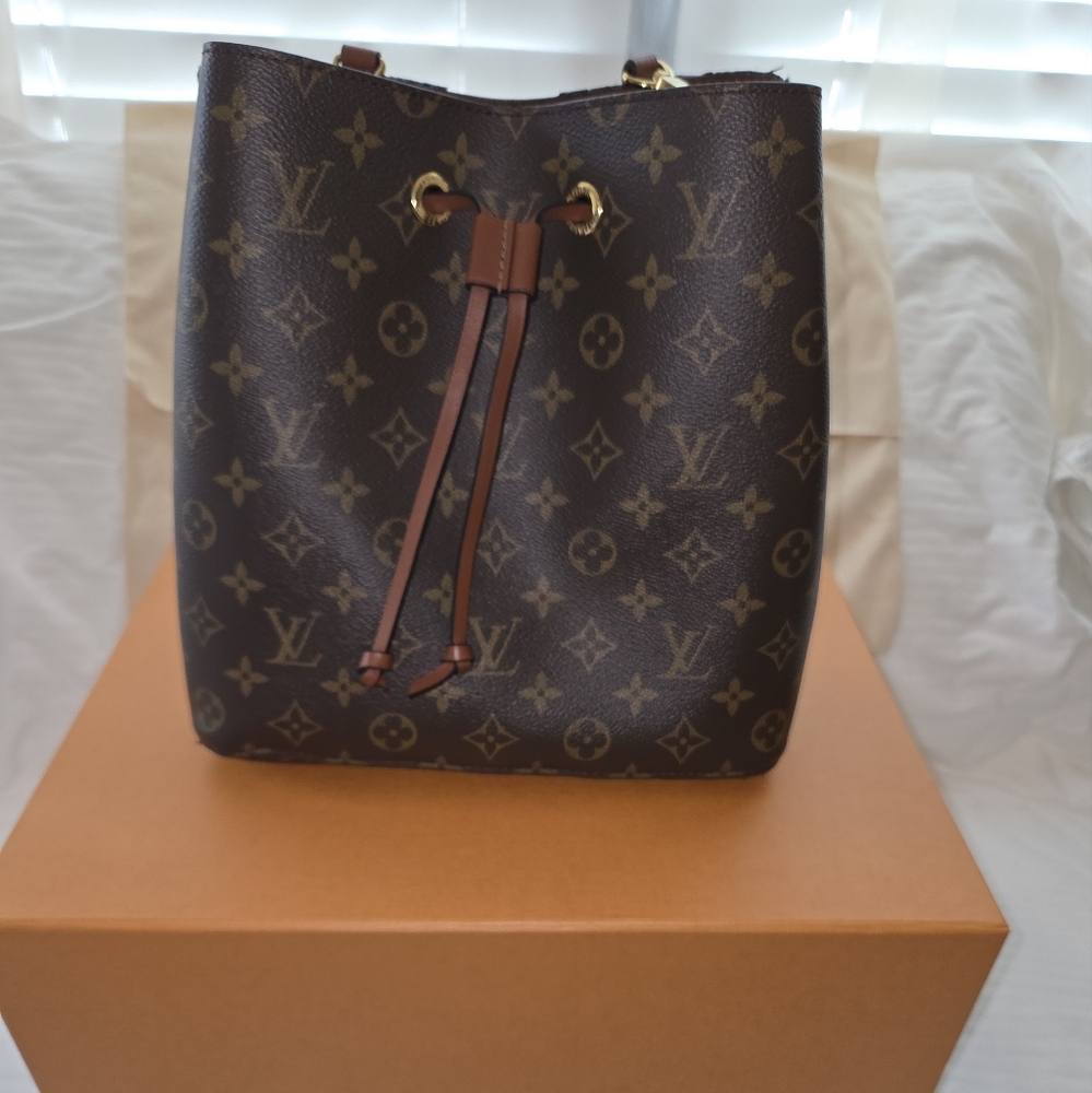 Louis Vuitton Caramel Neonoe Monogram Purse